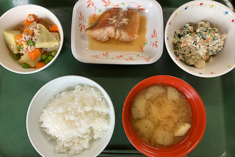 赤魚の煮付け・ほうれん草の白和え・さつまいもの煮付け・みそ汁・ご飯
