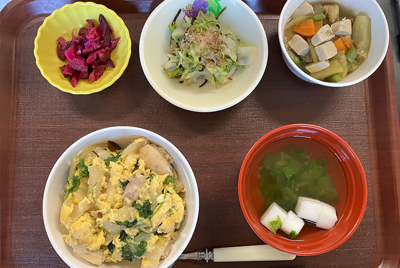 親子丼・なすと凍豆腐の煮付け・白菜の昆布和え・しば漬け・すまし汁