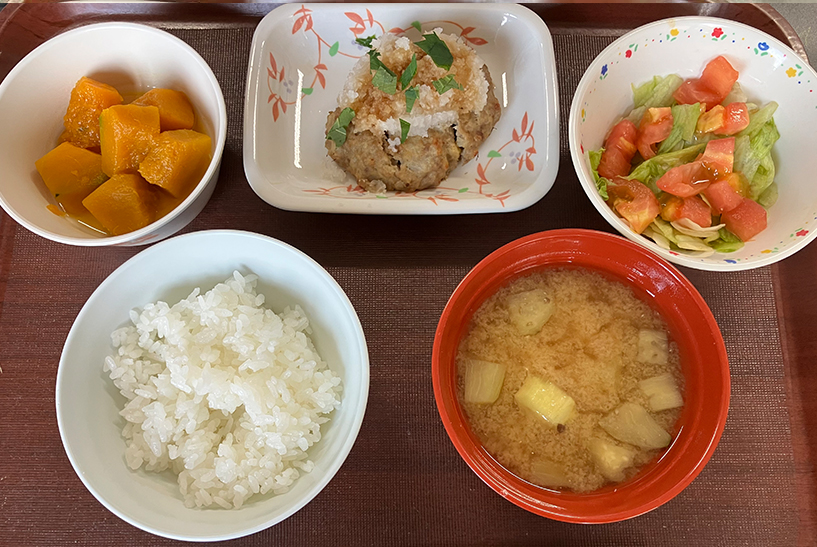 おろしハンバーグ・かぼちゃの煮付け・レタスとトマトのサラダ・みそ汁・ご飯