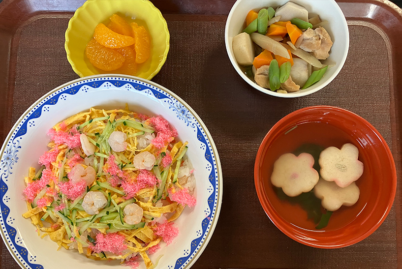 ちらし寿司・筑前煮・みかん缶・すまし汁